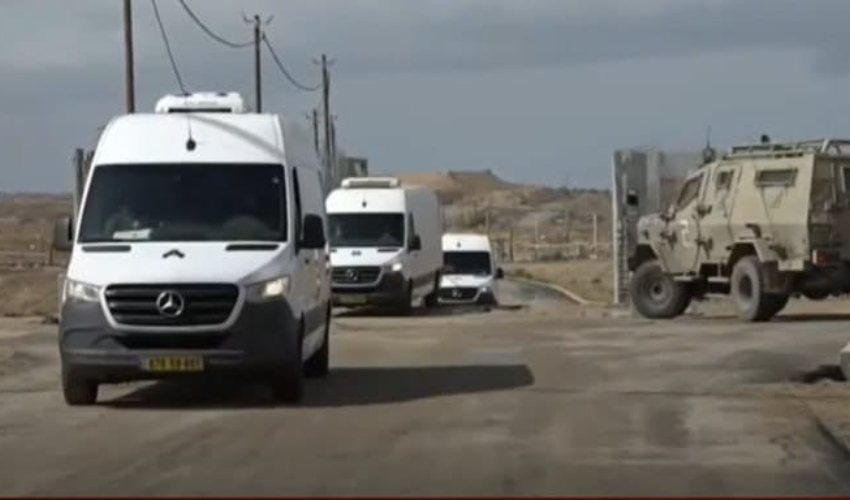 ארונות החטופים חוצים לשטח ישראל (צילום: דובר צה"ל)