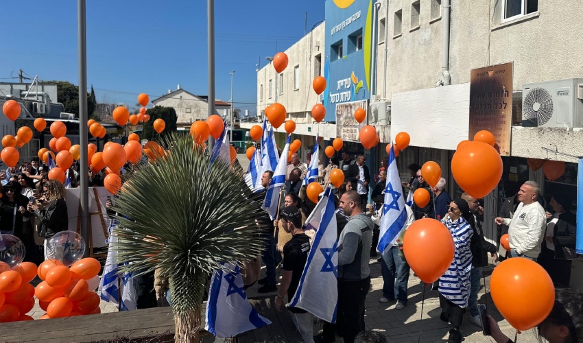 תושבי טירת כרמל נותנים כבוד אחרון לבני משפחת ביבס (צילום: דוברות עיריית טירת כרמל)