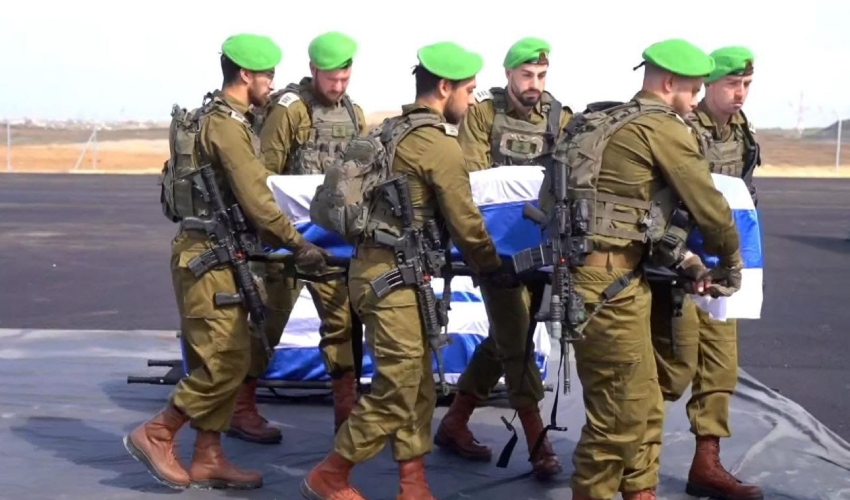 לוחמי חטיבת הנח"ל נושאים ארון (צילום: דובר צה"ל)