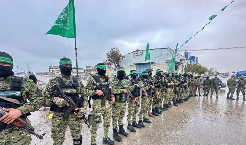 מחבלים מארגון הטרור חמאס ממתינים לטקס שחרור השבויים (צילום: ערוצים ערביים)