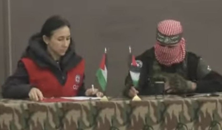 נציגת הצלב האדום ונציג חמאס חותמים על המסמכים (צילום: ערוצים ערביים)
