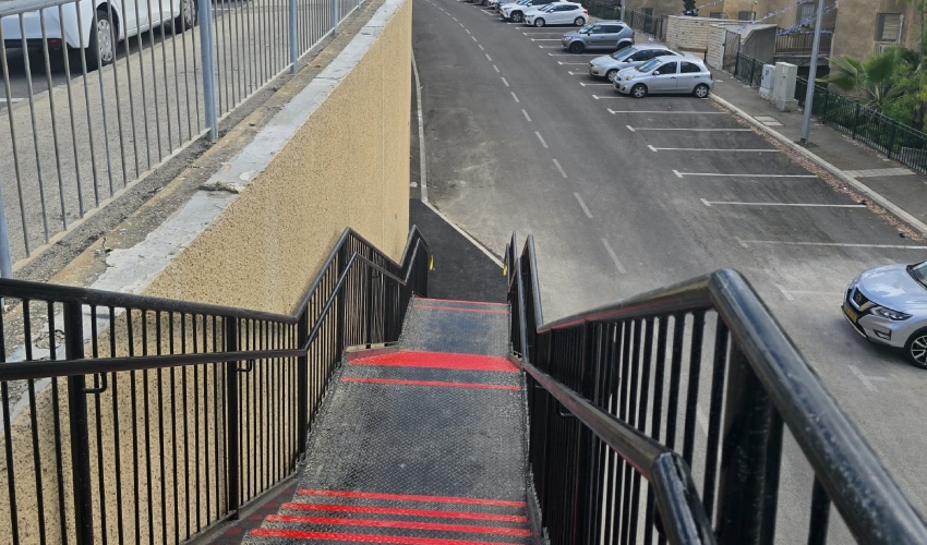 מדרגות הברזל בדרך יד לבנים (צילום: מימי פרץ)