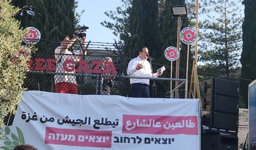 ח"כ איימן עודה בהפגנת התמיכה בעזה (צילום: שותפות השלום)