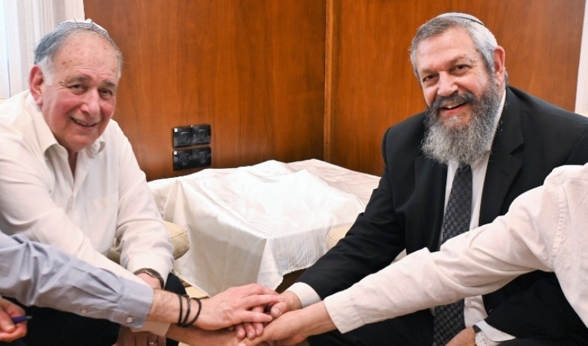 יונה יהב והרב אליהו בלום (צילום: ראובן כהן, דוברות עיריית חיפה)