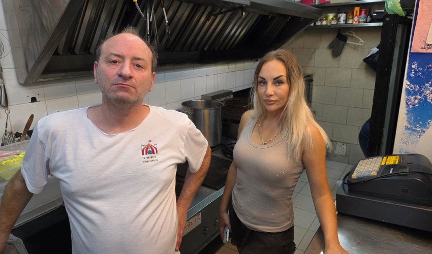 מישה גורדון ואלינה קיסלובה במטבח של השקולה (צילום: בועז כהן)