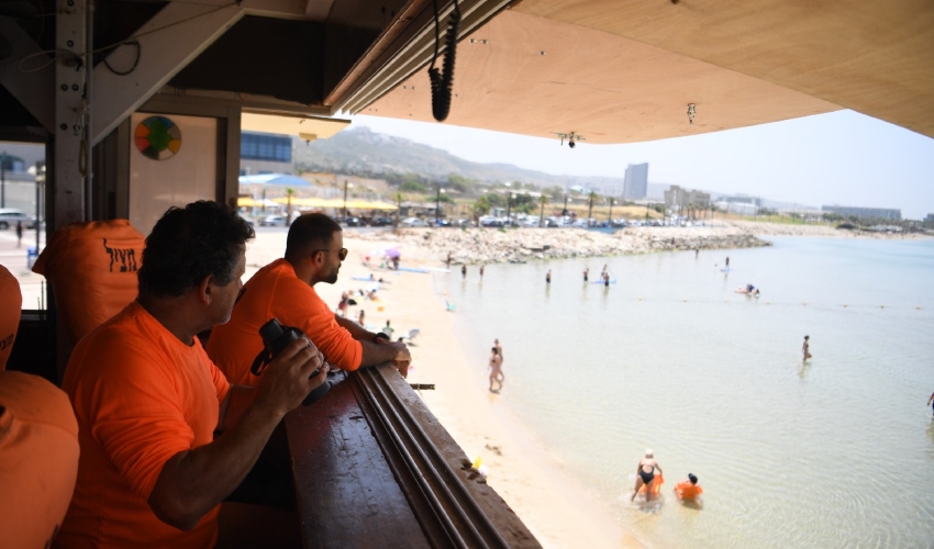 מצילים בחוף הים (צילום: ראובן כהן, דוברות עיריית חיפה)