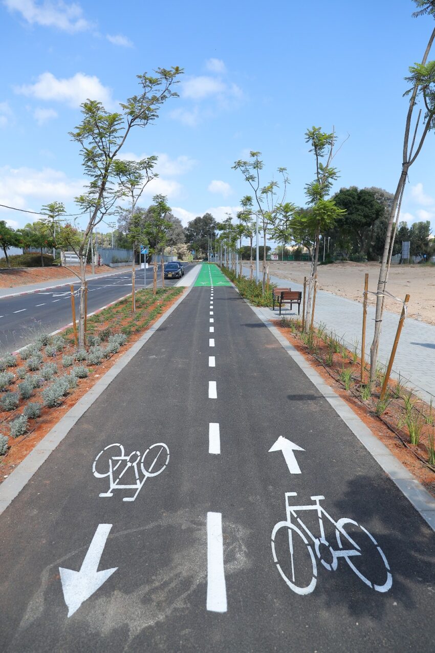 שביל האופניים בקרית חיים (צילום: ארתור רוזנגורת)