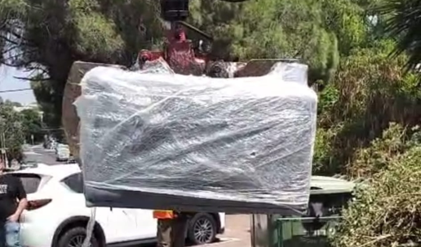 הספה מועמסת על המשאית (צילום: בארי הולצמן)