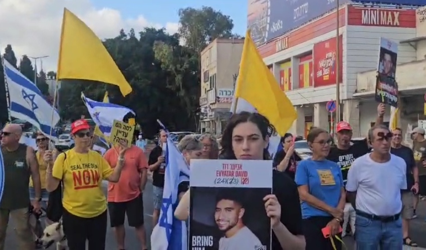 ההפגנה בכיכר ספר (צילום: מחאת העם חיפה)