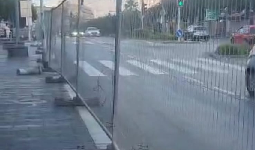 הגדר שחוסמת את מעבר החצייה (צילום: גל גבריאלי)