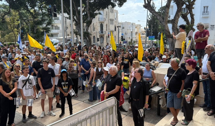 העצרת ברחבת העירייה (צילום: ראובן כהן, דוברות עיריית חיפה)