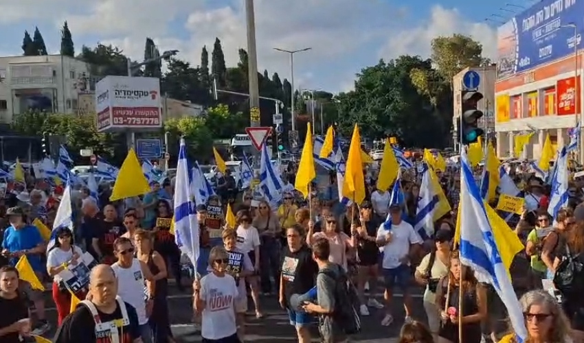 מפגינים חוסמים את כיכר ספר (צילום: מאת העם)