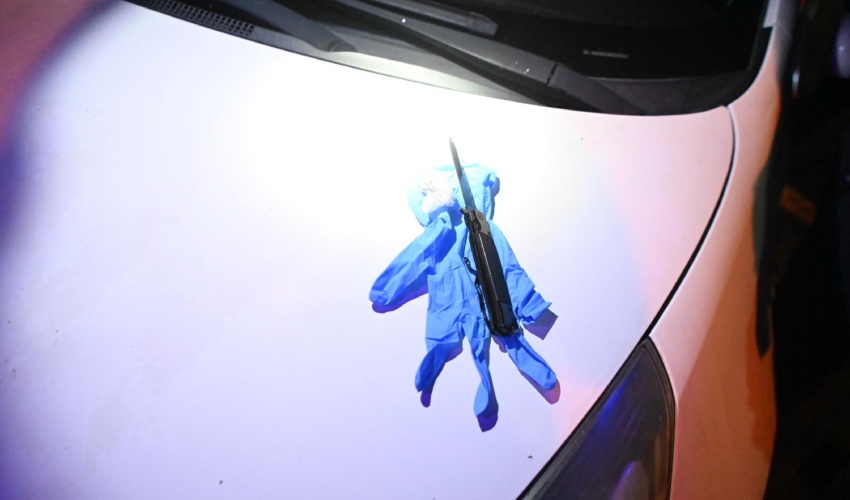 הסכין שנתפסה במושבה הגרמנית (צילום: ראובן כהן, דוברות עיריית חיפה)