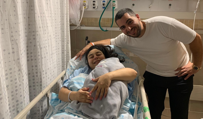 אור ומאור אליסף עם בנם הבכור (צילום: הקריה הרפואית רמב"ם)