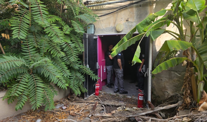 פקחים ושוטרים פושטים על מבנה קולנוע עממי (צילום: בועז כהן)