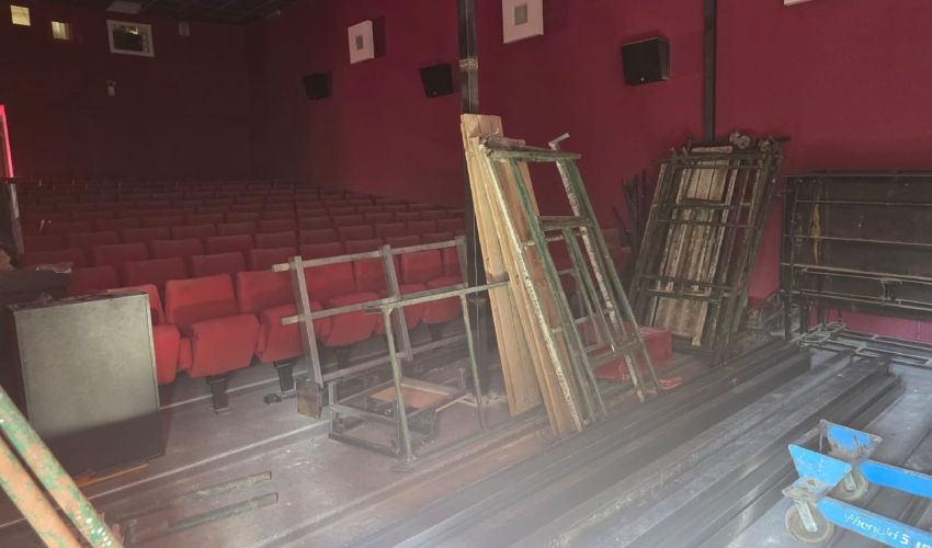 ציוד לשיפוצים במבנה קולנוע עממי (צילום: בועז כהן)