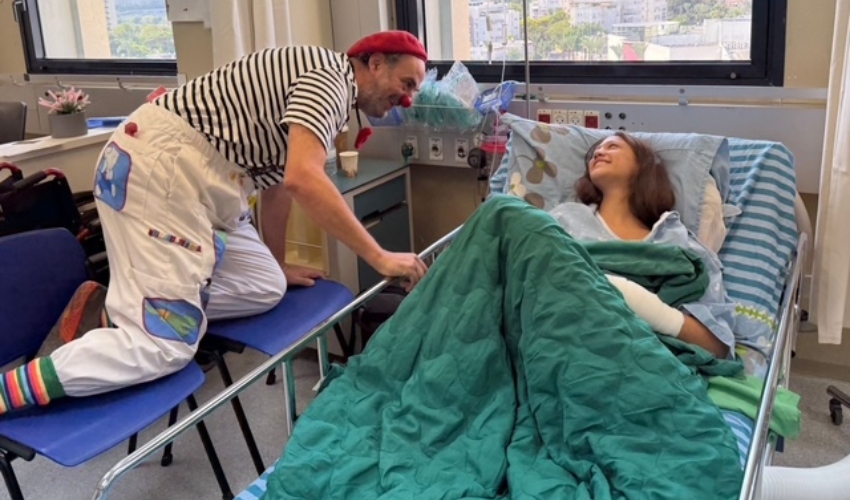 ליצן רפואי בחדר הניתוח במרכז הרפואי זבולון (צילום: דוברות כללית)