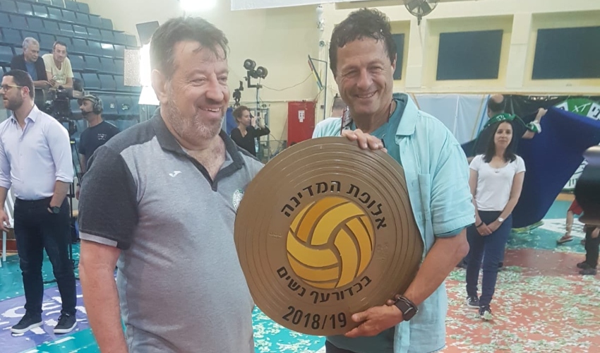 אודי אנג'ל וחיים קסל עם צלחת האליפות ב-2019