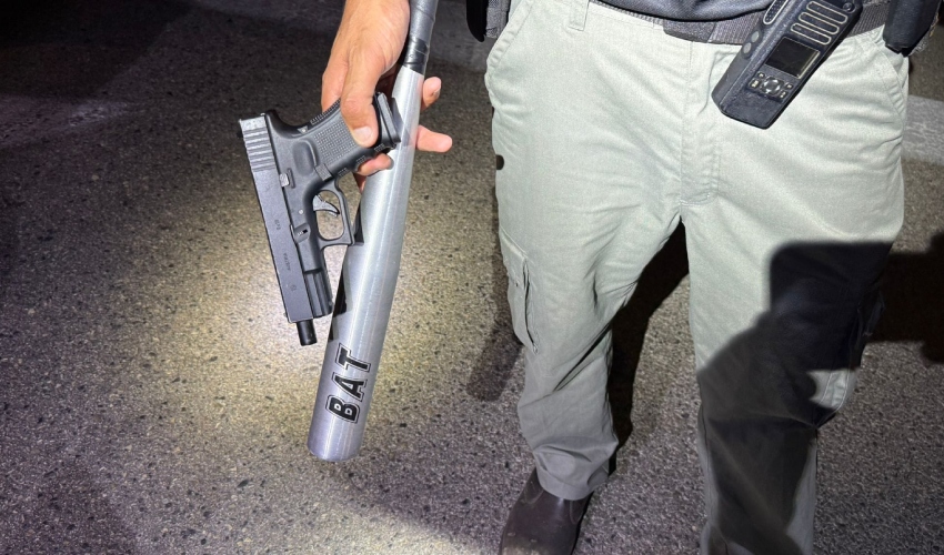 האלה והאקדח שנתפסו בחוף הים (צילום: ראובן כהן, דוברות עיריית חיפה)