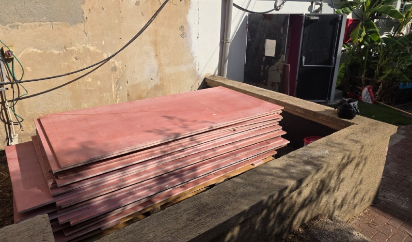 ציוד לשיפוצים שפונה ממבנה קולנוע עממי (צילום: בועז כהן)