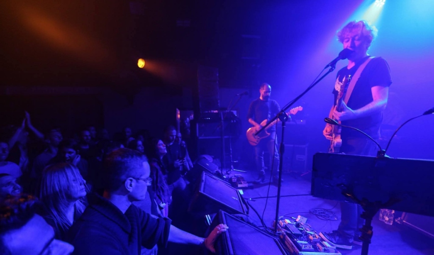 ברי סחרוף בבית המרזח (צילום: סתיו פאולמן)