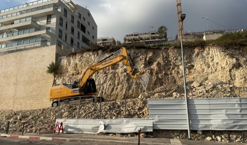 העבודות להקמת גרם המדרגות (צילום: ראובן כהן, דוברות עיריית חיפה)