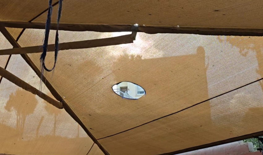 תצפית ישירה למלתחות הנשים בחוף השקט