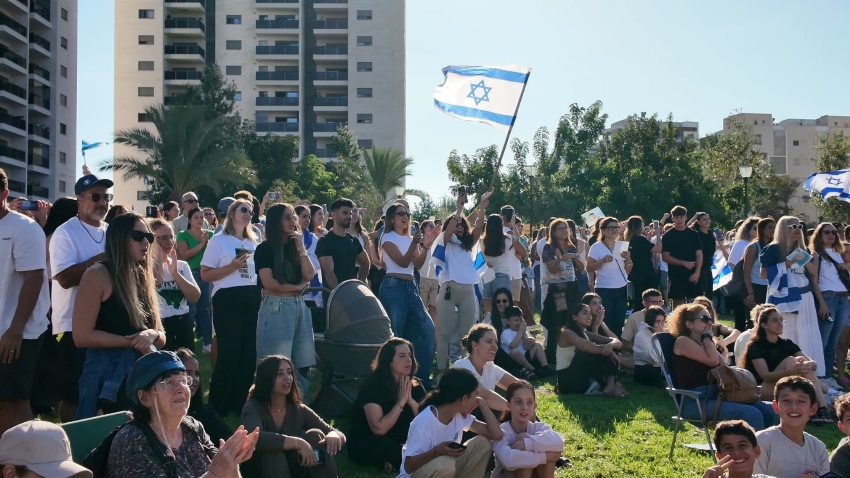 קרית ביאליק מקבלת את מתן אנגרסט (צילום: הטלוויזיה הקהילתית של קרית ביאליק)