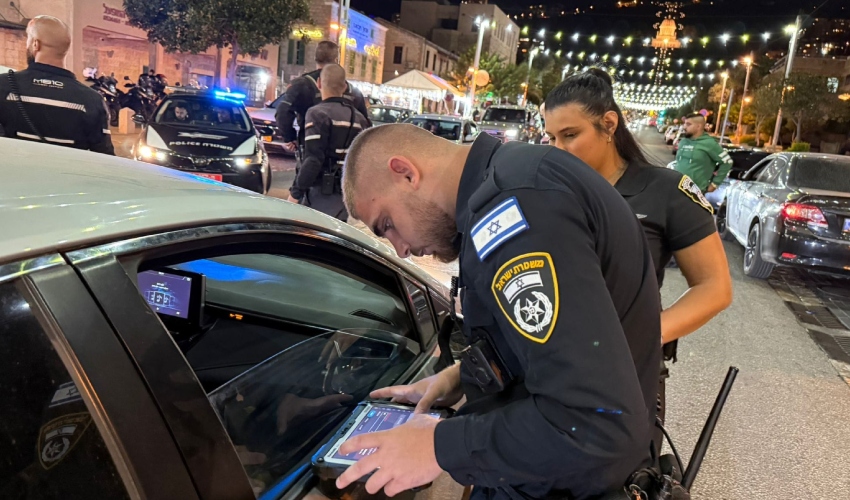בדיקת רכבים משופרים בשדרות בן גוריון (צילום: ראובן כהן, דוברות עיריית חיפה)