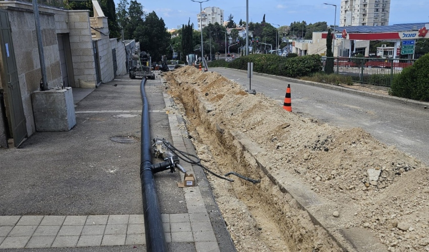 העבודות להחלפת קו המים הראשי ברחוב אבא חושי (צילום: מי כרמל)