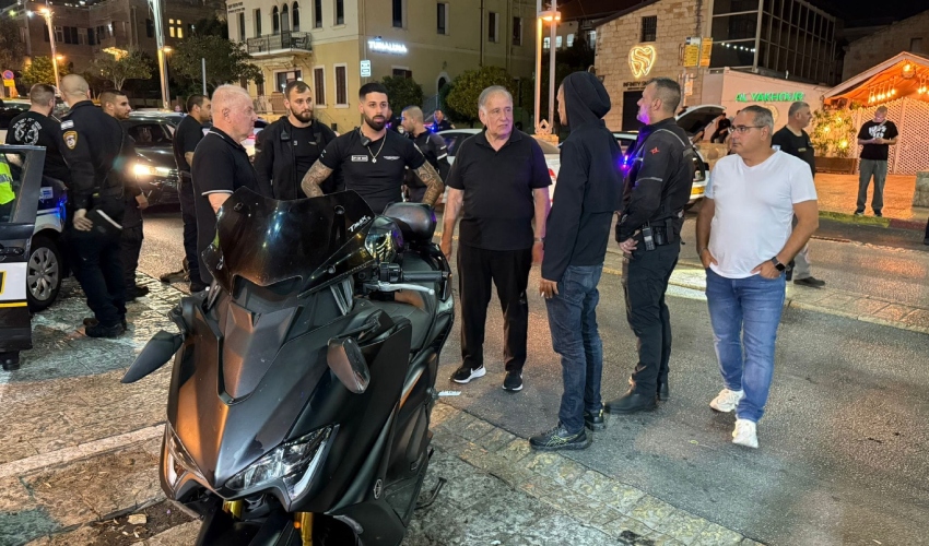 יונה יהב ודוד לוריא עם הכוחות (צילום: ראובן כהן, דוברות עיריית חיפה)