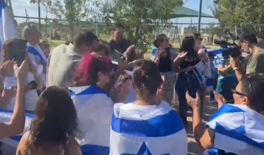 צפייה משותפת בהחזרת החטופים (צילום: דוברות עיריית טירת כרמל)