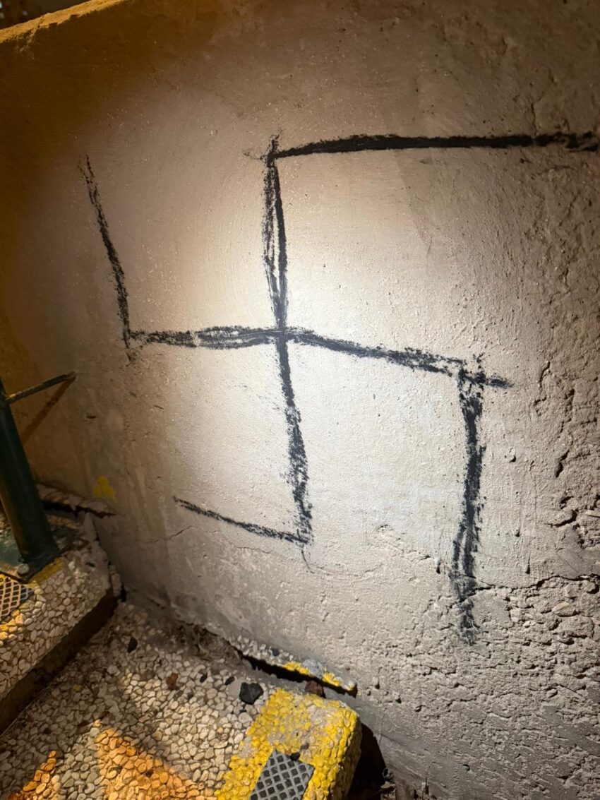 אחד מצלבי הקרס שרוססו (צילום: דוברות המשטרה)