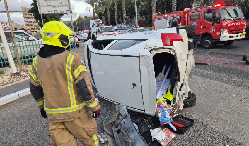 תאונת דרכים בשדרות ההגנה (צילום: דוברות כבאות והצלה)