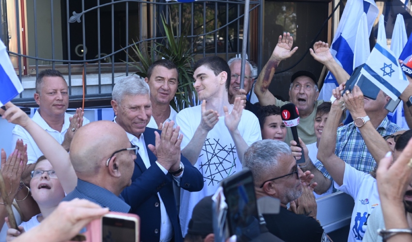 קרית אתא מקבלת את פניו של מקסים הרקין (צילום: דוברות עיריית קרית אתא)