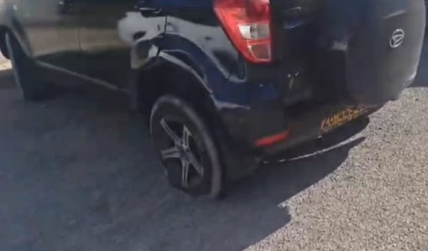 רכב שצמיגו נחתך בקרית שמואל (צילום: שימוש לפי סעיף 27א' לחוק זכויות יוצרים)