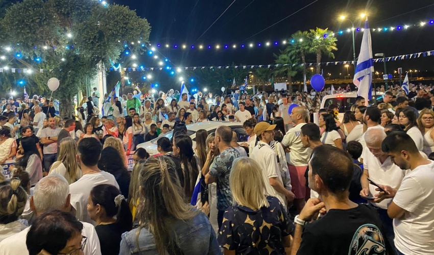 המונים בצומת צבר מחכים למתן (צילום: 27א)