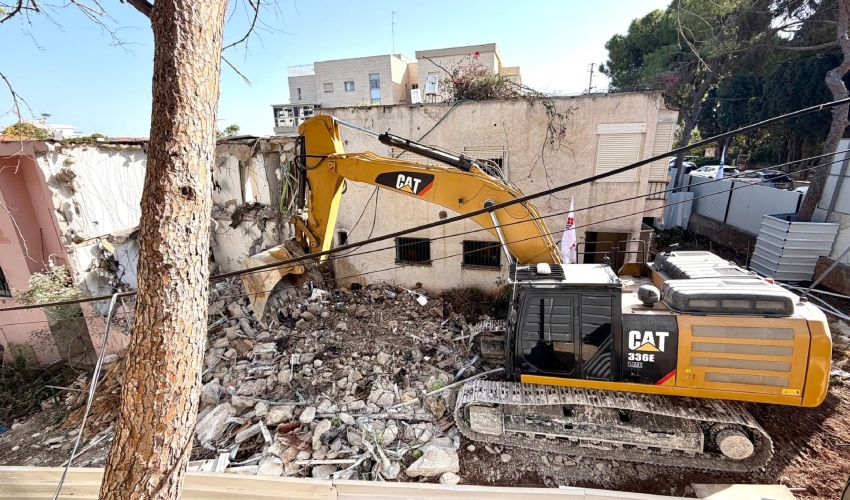 הריסת הבניין ברחוב קרית ספר 13 (צילום: סבסטיאן חבס)