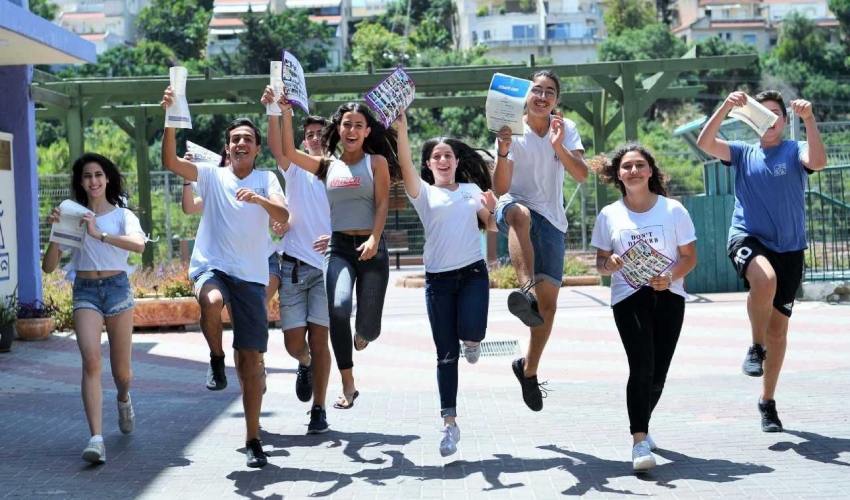 תלמידים חוגגים את סיום הבגרויות (צילום: דוברות עיריית חיפה)