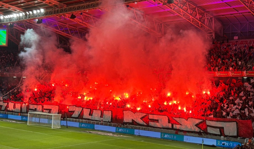 האבוקות שהדליקו אוהדי הפועל תל אביב