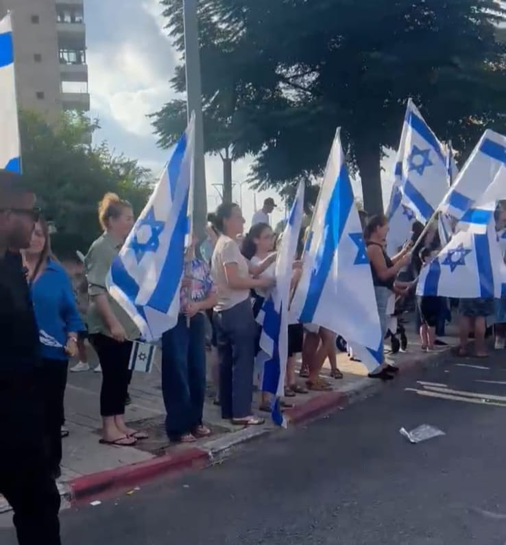 תושבי טירת כרמל ממתינים למקסים הרקין