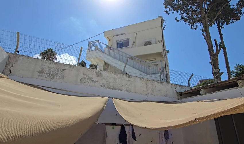 הסככה הקרועה במלתחות הגברים בחוף השקט