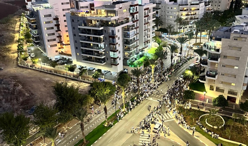 קרית ביאליק מקבלת את פניו (שימוש לפי סעיף 27א לחוק זכויות יוצרים)
