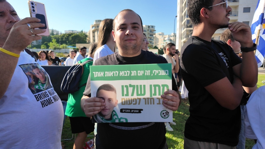 קרית ביאליק מקבלת את מתן אנגרסט (צילום: הטלוויזיה הקהילתית של קרית ביאליק)