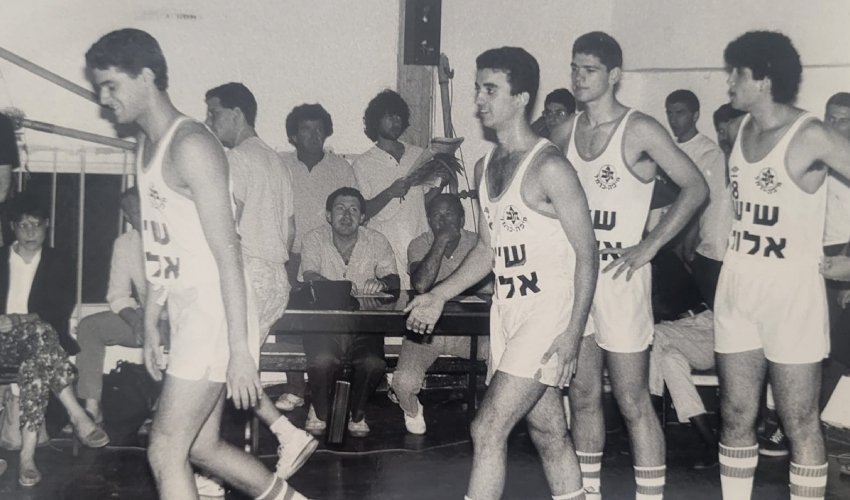 קורן אמישה, אילן ממן, בני מרקוס ועקיב איתח על הפרקט בבית מכבי (צילום: אורי ירון)