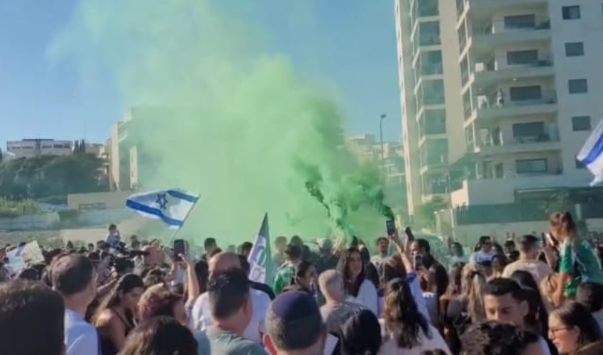 מאות ממתינים ליד ביתו של מתן אנגרסט (צילום: שימוש לפי סעיף 27א' לחוק זכויות יוצרים)