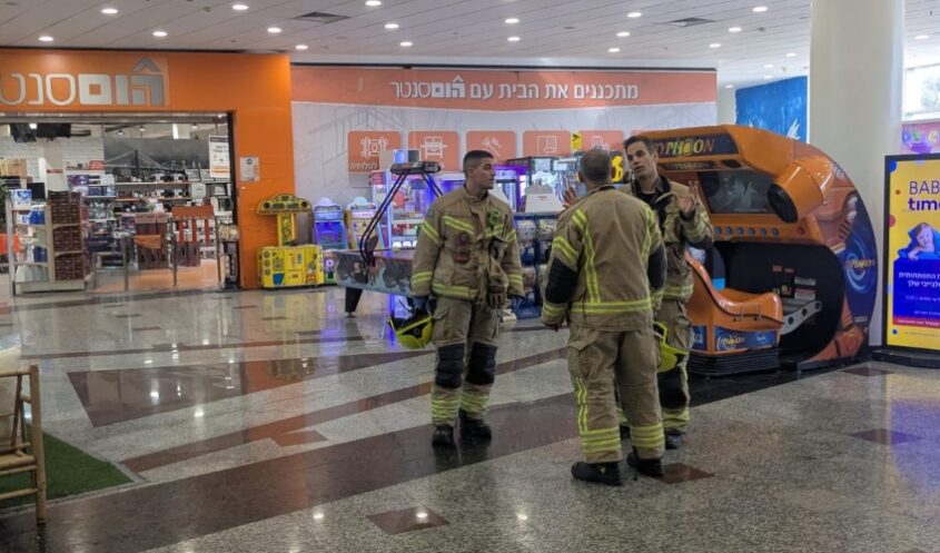 לוחמי אש ליד סניף הום סנטר בקניון עזריאלי חיפה (צילום: אסף כרסנטי)
