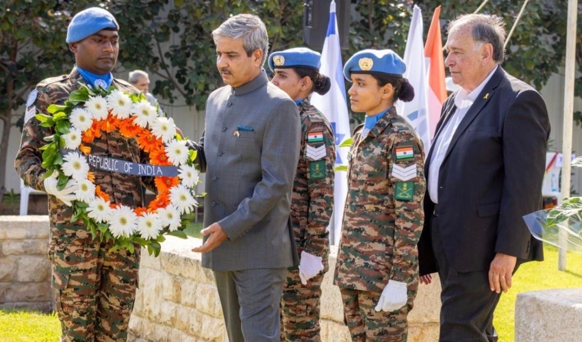 ראש העיר יונה יהב ושגריר הודו בישראל ג'יי.פי. סינג בטקס בבית העלמין ההודי בחיפה (צילום: בלה שחר הילל)