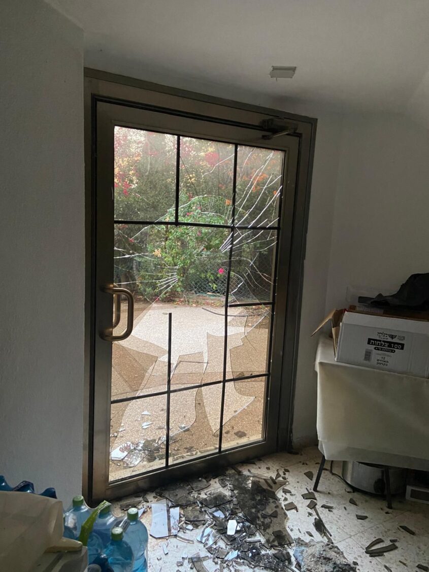 הדלת המנופצת בבית הכנסת "היכל זאב בנימין"