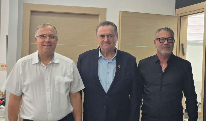 מנכ"ל העירייה ליאור טרגן, השר ישראל כ"ץ, ראש העירייה אלי דוקורסקי (צילום: דוברות העירייה)